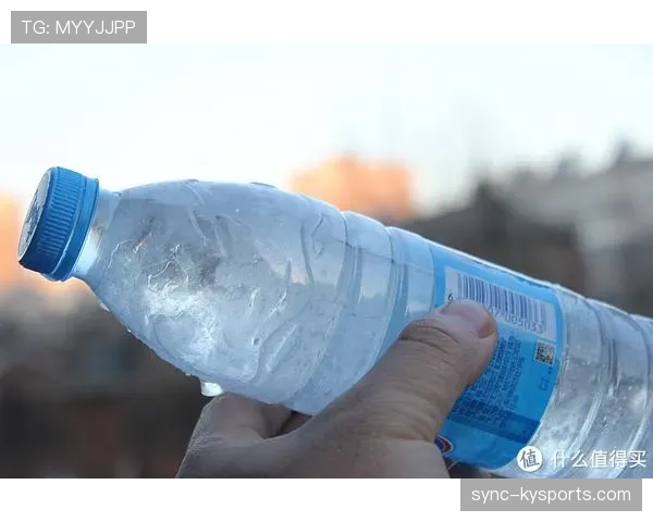 特雷·杨家的冰箱里塞满了能量饮料,连矿泉水都得排队 特雷·杨家的冰箱里塞满了能量饮料,连矿泉水都得排队